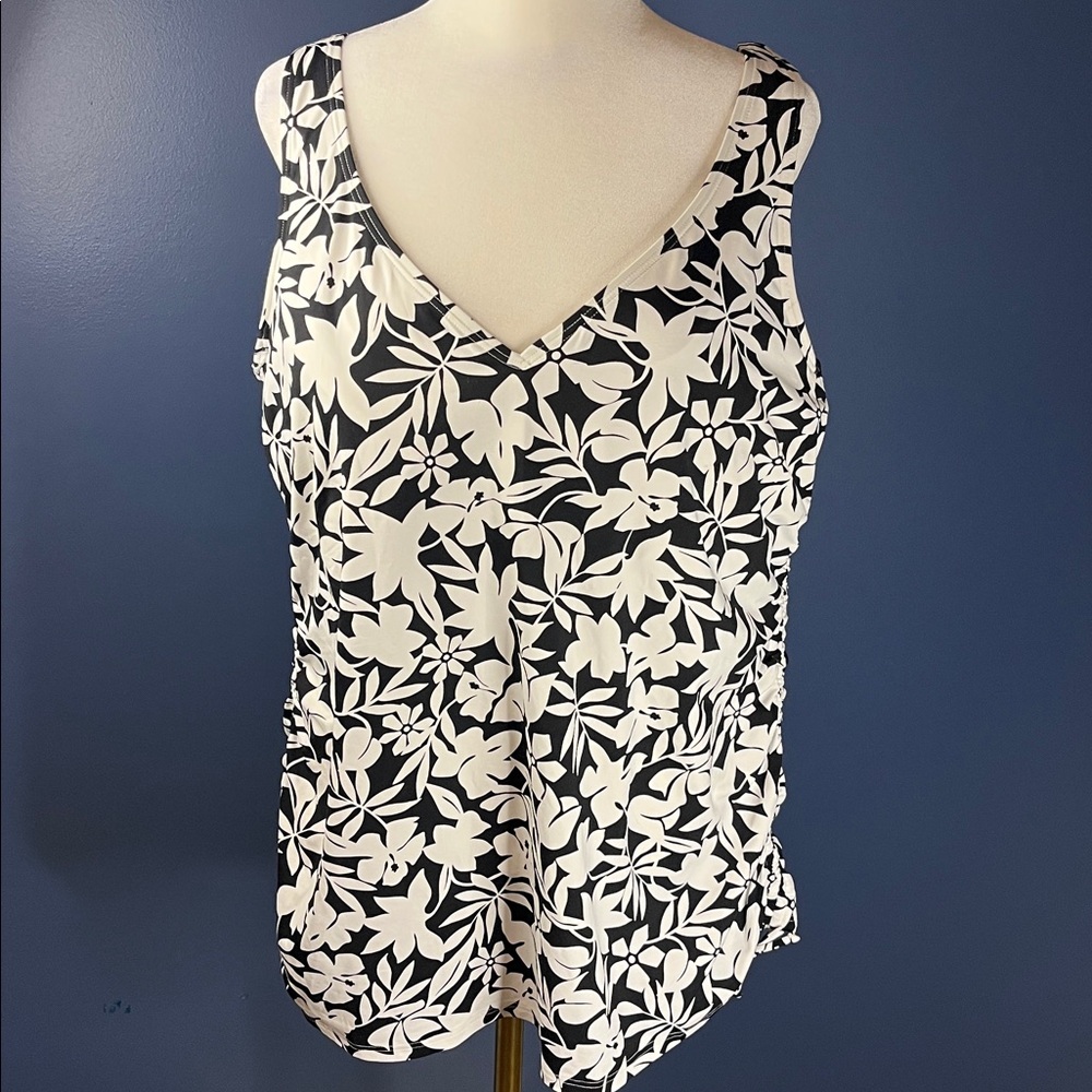 Lands' End- bathing suit tankini top, black & white floral, ruched sides, bra